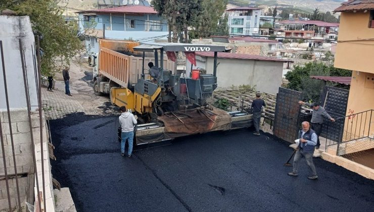 KIRIKHAN’DA YOL ÇALIŞMALARI HIZ KESMEDEN DEVAM EDİYOR