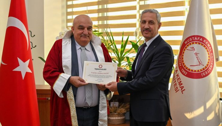 MKÜ MİMARLIK FAKÜLTESİNDE DEVİR TESLİM