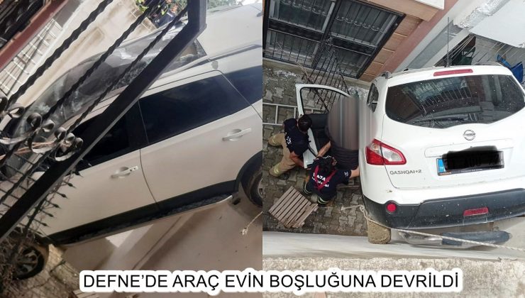 DEFNE’DE ARAÇ EVİN BOŞLUĞUNA DEVRİLDİ