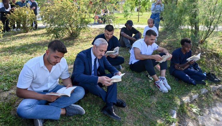 HMKÜ’DE AÇIK HAVADA KİTAP OKUMA FARKINDALIĞI