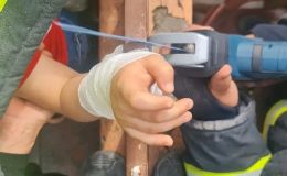 ÇOCUĞUN KOLU DEMİR KORKULUĞA SAPLANDI 