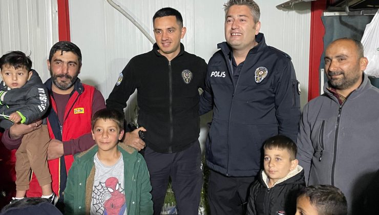 KONTEYNER KENTE KAVGA İHBARINA GELEN POLİSLER PASTA VE BAYRAKLARLA KARŞILANDI 