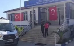 OTOMOBİLE 8 GÖÇMEN SIĞDIRAN ŞAHIS TUTUKLANDI   