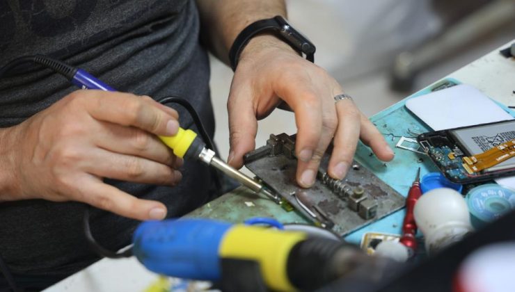 Telefon bataryası bomba gibi patladı, panik anı kamerada