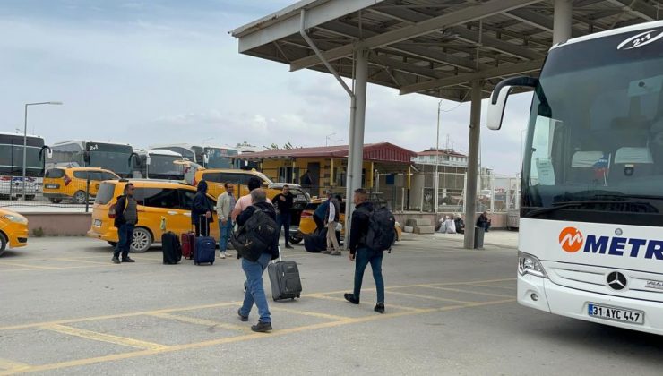 DEPREMDEN KAÇIP İSTANBUL’A SIĞINAN AFETZEDELER KORKUYLA MEMLEKETLERİNE DÖNMEYE BAŞLADILAR