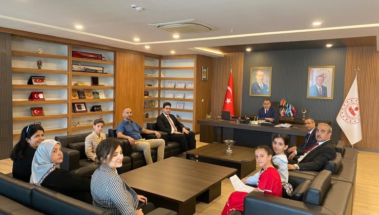 KAYMAKAM AKDAŞ KOLTUĞU MİNİKLERE DEVRETTİ