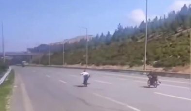 OTOBANDA MOTORUN ÜZERİNE UZANARAK ÖLÜME YARIŞ PAHALIYA PATLADI