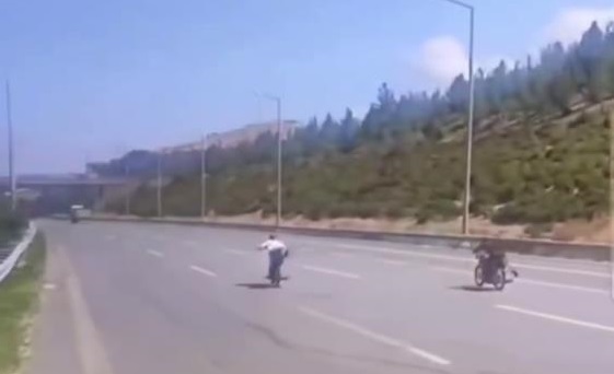 OTOBANDA MOTORUN ÜZERİNE UZANARAK ÖLÜME YARIŞ PAHALIYA PATLADI