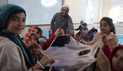 Camiyi çocuklara sevdiren imam, çocuk cemaati sayısını 4’den 100’e çıkarttı