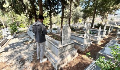 ÖZGÜR ÖZEL’E SALDIRAN ŞÜPHELİNİN KATLETTİĞİ OĞLUNUN MEZARINDAKİ “ANALAR GÜNÜNDE NASIL KIYDIN BİZE” İFADELERİ DİKKAT ÇEKTİ   