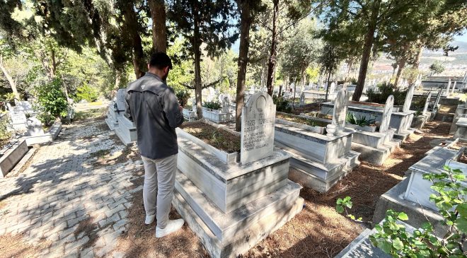 ÖZGÜR ÖZEL’E SALDIRAN ŞÜPHELİNİN KATLETTİĞİ OĞLUNUN MEZARINDAKİ “ANALAR GÜNÜNDE NASIL KIYDIN BİZE” İFADELERİ DİKKAT ÇEKTİ   
