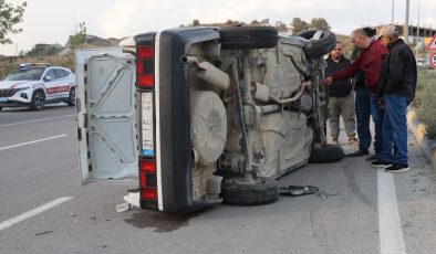 FİAT TOFAŞ’IN HURDAYA DÖNDÜĞÜ KAZADA 4 KİŞİ YARALANDI 