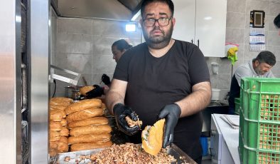 HAYIRLI EVLAT, HER YIL BABASININ SEVDİĞİ DÖNERDEN DAĞITIYOR 