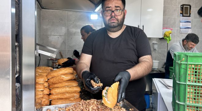HAYIRLI EVLAT, HER YIL BABASININ SEVDİĞİ DÖNERDEN DAĞITIYOR 