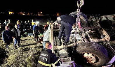 TAKLA ATAN TIR TERS DÖNDÜ: 1 ÖLÜ, 1 YARALI   