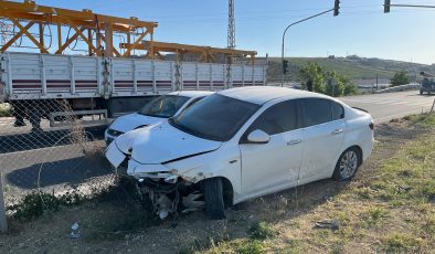 OTOMOBİLLE ÇARPIŞAN MOTOSİKLETİN SÜRÜCÜSÜ YARALANDI   