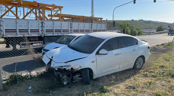 OTOMOBİLLE ÇARPIŞAN MOTOSİKLETİN SÜRÜCÜSÜ YARALANDI   
