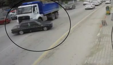 HAFRİYAT KAMYONU, OTOMOBİLİ OYUNCAK ARABA GİBİ ÖNÜNE ALDI   