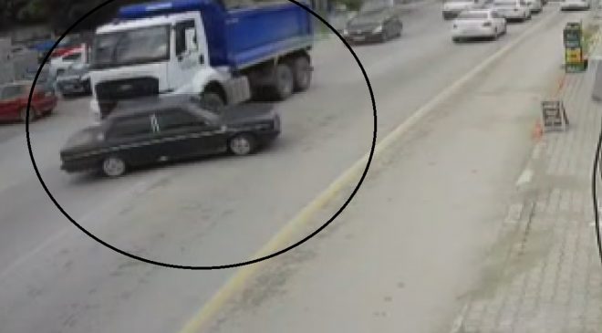 HAFRİYAT KAMYONU, OTOMOBİLİ OYUNCAK ARABA GİBİ ÖNÜNE ALDI   