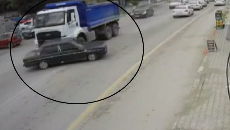 HAFRİYAT KAMYONU, OTOMOBİLİ OYUNCAK ARABA GİBİ ÖNÜNE ALDI   