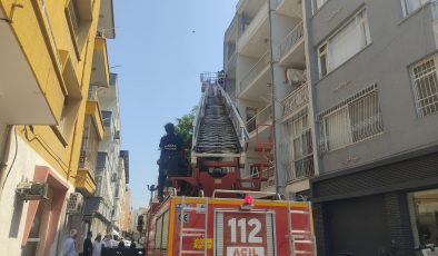 BALKONDAKİ AĞDA MAHSUR KALAN GÜVERCİNİ İTFAİYE KURTARDI 