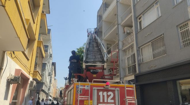 BALKONDAKİ AĞDA MAHSUR KALAN GÜVERCİNİ İTFAİYE KURTARDI 
