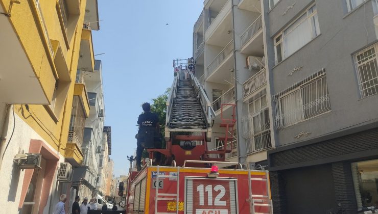 BALKONDAKİ AĞDA MAHSUR KALAN GÜVERCİNİ İTFAİYE KURTARDI 