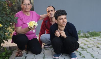 EMEKLEYEREK YAŞAM SÜREN 3 ENGELLİ EVLADINA ÖMRÜNÜ ADADI 
