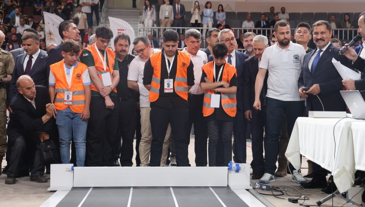 DEPREMZEDE ÖĞRENCİLER ‘HATAYBOT’ ROBOT YARIŞMASINDA YARIŞTI   