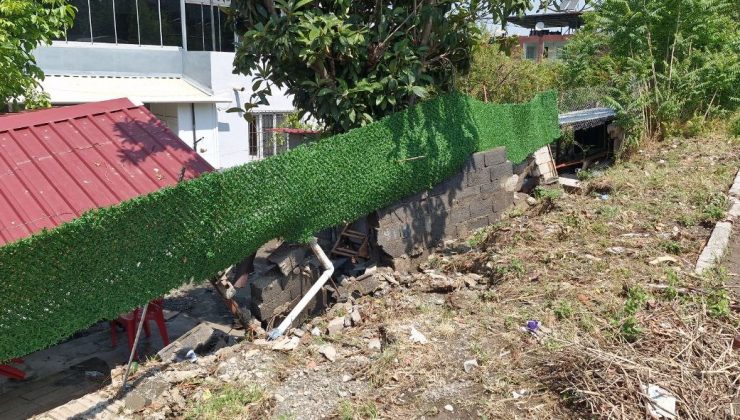 AŞIRI YAĞIŞ EVLERİN BAHÇE DUVARLARINI YIKTI 