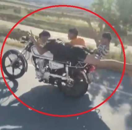 MOTOSİKLETİ ÜZERİNE YATARAK SÜRDÜ  