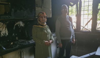 YILDIRIM İSABET EDEN EV KÜLE DÖNDÜ, DUMANDAN ETKİLENEN KARI KOCA HASTANELİK OLDU 