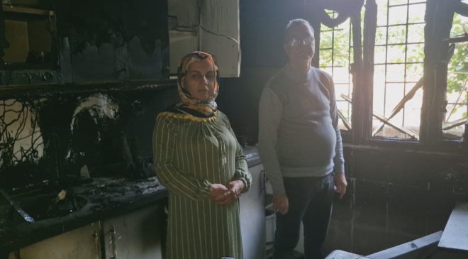 YILDIRIM İSABET EDEN EV KÜLE DÖNDÜ, DUMANDAN ETKİLENEN KARI KOCA HASTANELİK OLDU 