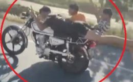 MOTOSİKLETİ ÜZERİNE YATARAK SÜRMÜŞTÜ, YEDİĞİ CEZA MOTOSİKLETİN PARASINI GEÇTİ   