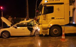 TIRLA ÇARPIŞAN OTOMOBİL DEMİR YIĞININA DÖNDÜ: 2 YARALI   