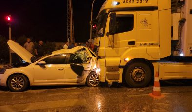 TIRLA ÇARPIŞAN OTOMOBİL DEMİR YIĞININA DÖNDÜ: 2 YARALI   