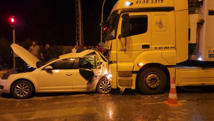 TIRLA ÇARPIŞAN OTOMOBİL DEMİR YIĞININA DÖNDÜ: 2 YARALI   