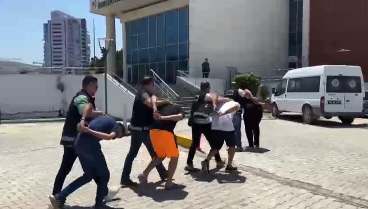 POLİSLERİN DİKKATİ POŞETTE SAKLANMIŞ TABANCAYI ORTAYA ÇIKARDI  