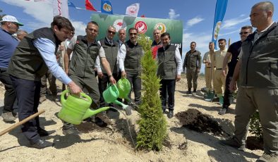 DEPREM ŞEHİTLERİ İÇİN BİNLERCE FİDAN TOPRAKLA BULUŞTU   