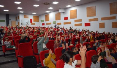 HBB TİYATROSU, MİNİK ÖĞRENCİLERİN YÜZÜNÜ GÜLDÜRDÜ