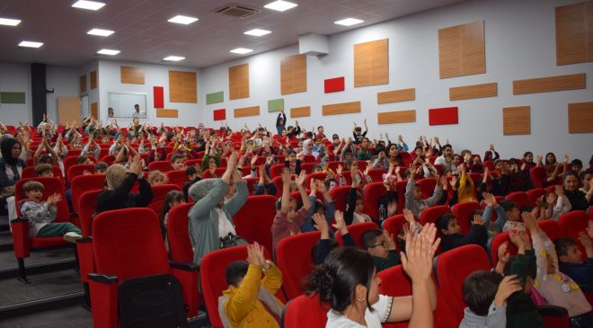 HBB TİYATROSU, MİNİK ÖĞRENCİLERİN YÜZÜNÜ GÜLDÜRDÜ