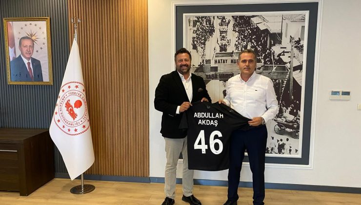 KAYMAKAM AKDAŞ’A HATAYSPOR FORMASI HEDİYE EDİLDİ