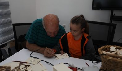 ÇOCUKLAR ATIKLARDAN RESİM YAPTI