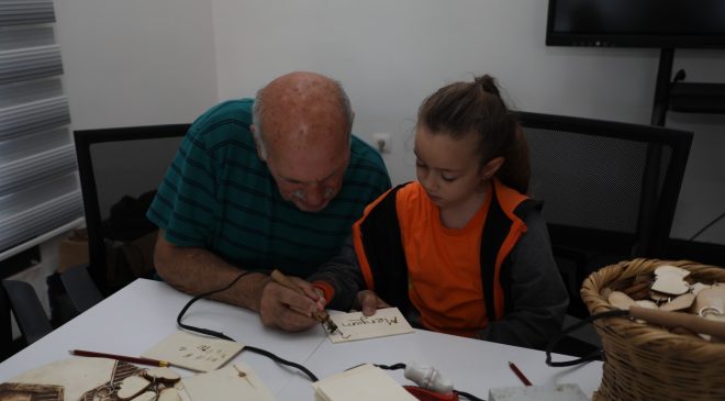 ÇOCUKLAR ATIKLARDAN RESİM YAPTI