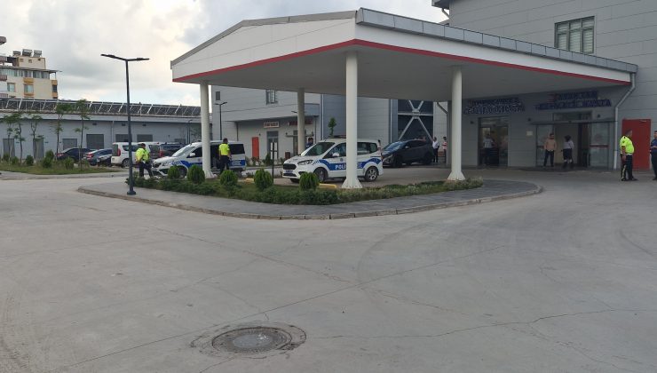 ÇOCUKLARIN KAVGASINA AİLELER DE KARIŞTI, 3 KİŞİ BIÇAKLA YARALANDI   