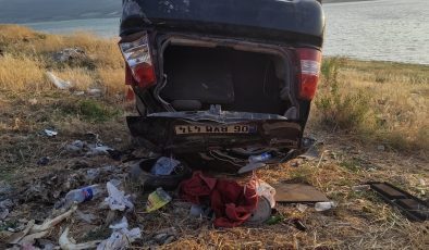 BARAJ KENARINA UÇAN OTOMOBİLDEKİ 3 KİŞİ YARALANDI   