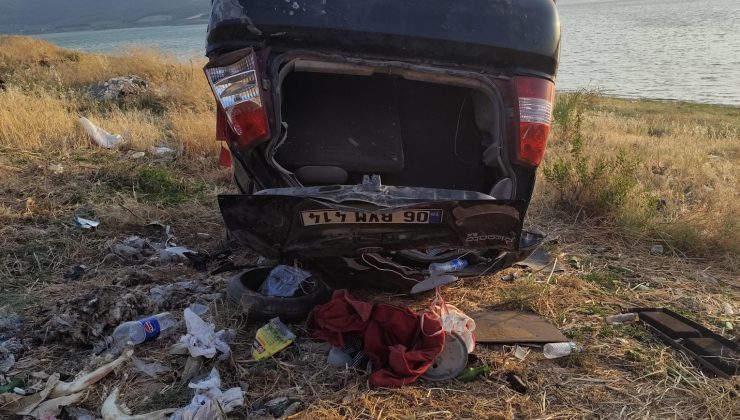 BARAJ KENARINA UÇAN OTOMOBİLDEKİ 3 KİŞİ YARALANDI   