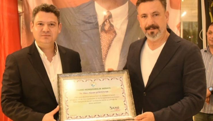 KAYMAKAM GÖKPINAR’A ARSUZ FAHRİ HEMŞEHRİLİK BERATI VERİLDİ   