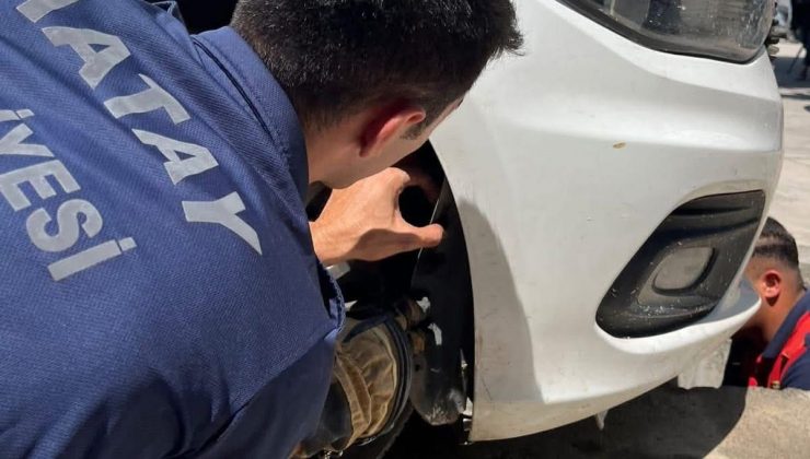 İSKENDERUN’DA ARACIN KAPUTUNA GİREN KEDİYİ İTFAİYE KURTARDI   