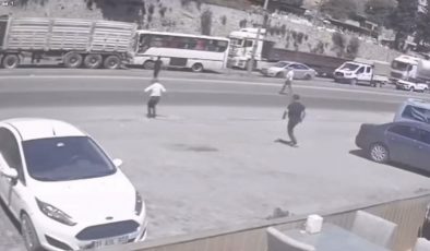 MİDİBÜS, TIRLA ÇARPIŞTI: 2 YARALI 
